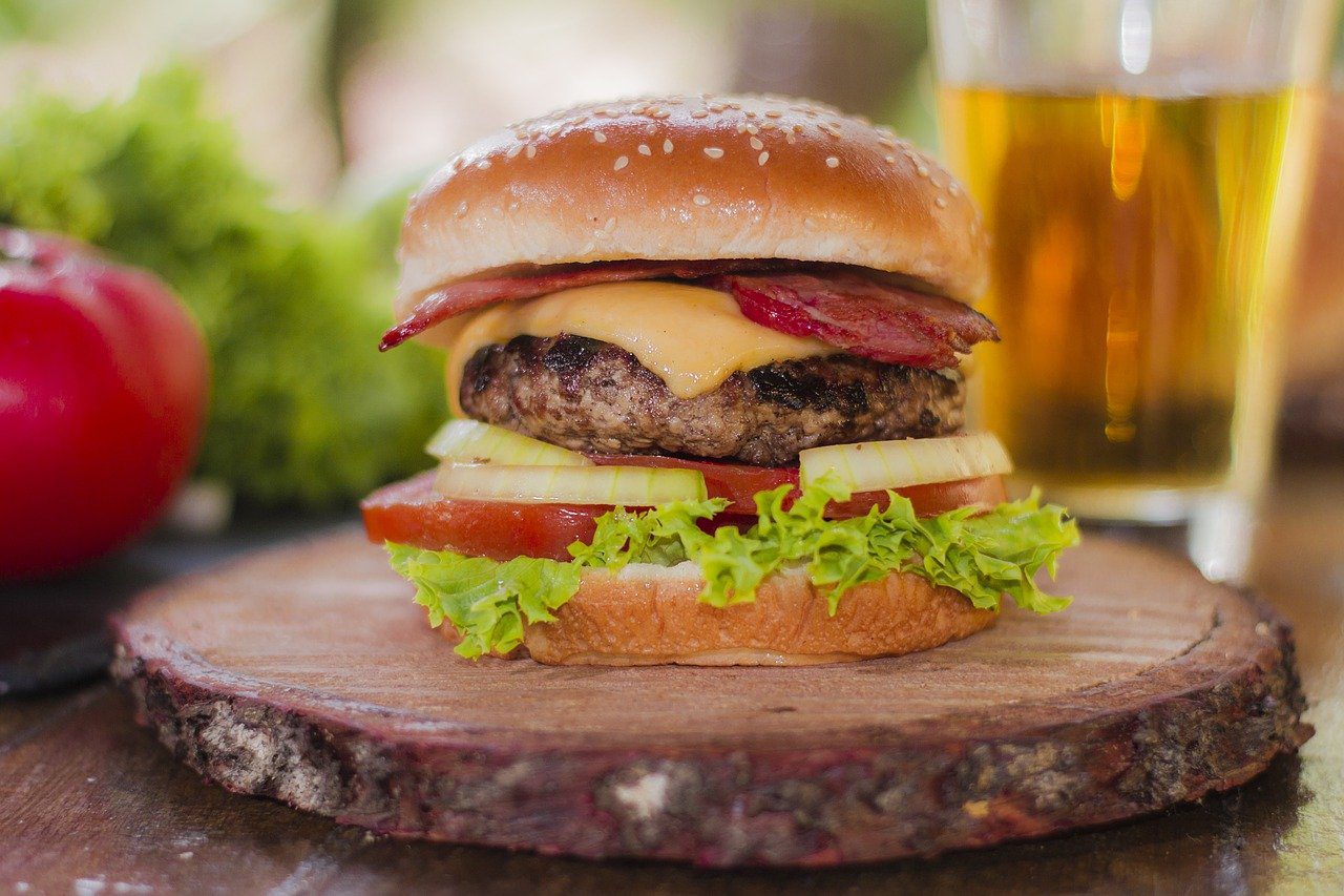 Cheeseburger which contributes to high cholesterol